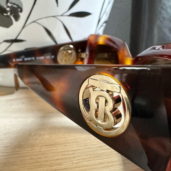 Burberry sunglasses preloved - Picture 2 of 6